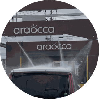 araoccaのゲートから高圧Jetの水がクルマに噴射されているようす
